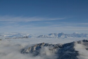 云端之上的壮丽山脉景观