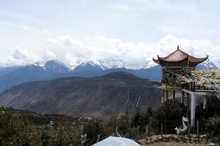 山间古亭伴巍峨雪山