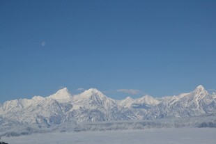 雪山蓝天壮丽自然景观