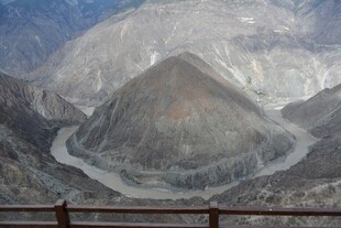 壮丽山间公路景观