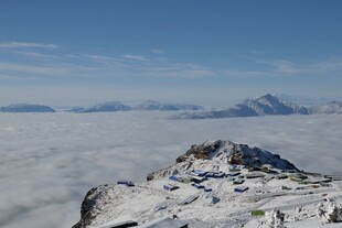 雪山顶俯瞰云海壮丽景观