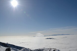 云海之上的灿烂日光