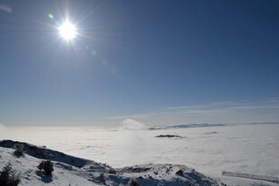 雪山之巅的耀眼阳光