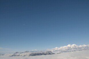 雪山蓝天壮丽自然景观