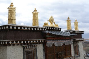 藏式建筑屋顶金顶景观