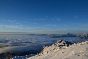 雪山云海之上的壮美风光