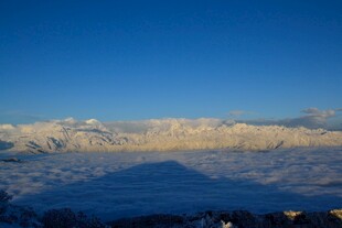 雪山云海壮丽景观