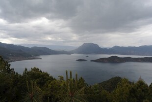 云雾笼罩下的山水风光