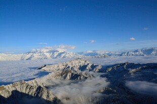 壮丽雪山云海风光