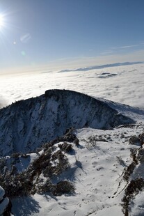 雪山之巅的壮丽云海景观