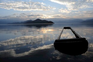 湖畔孤舟映晚霞