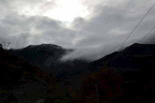 山间云雾缭绕的朦胧景致