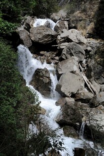 山间溪流穿石而过