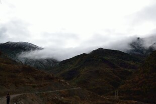 山间云雾缭绕的壮美景色