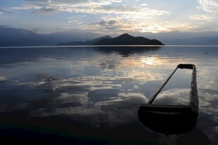 湖畔黄昏倒影美景