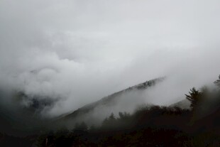 山间云雾缭绕的静谧景致