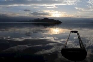 海上孤舟迎日出