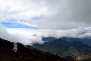 云雾缭绕的壮美山间景色