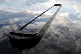空中飞艇遨游于云海间