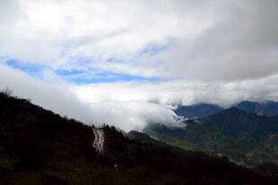 山间云雾缭绕的壮美景色