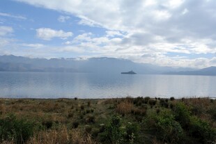 湖畔风光 远山近景皆如画