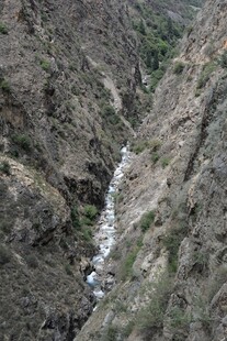 峡谷山川间的潺潺溪流