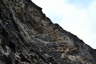 陡峭嶙峋的岩石山壁