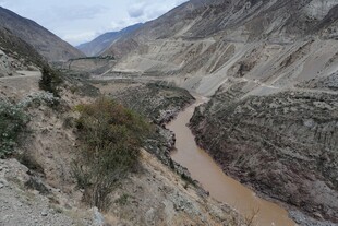 山间蜿蜒的湍急河流