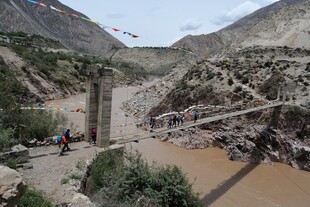 山间吊桥与湍急河流