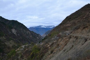 山间蜿蜒公路景色