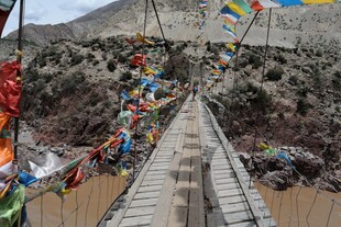 藏区祈福木桥挂满经幡