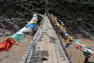 藏区桥上飘扬的五彩经幡