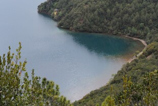 山间幽蓝湖泊美景