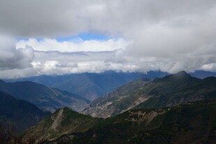 山峦云海间的壮美风光