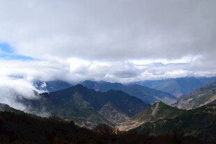 云雾缭绕的壮美山峦景色