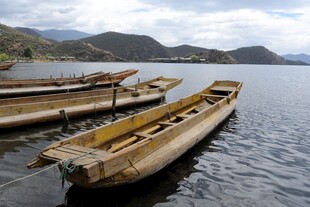 湖畔停泊的古朴木舟