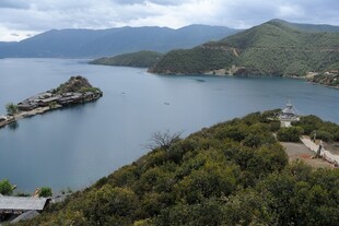 湖光山色中的岛屿景观