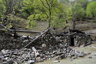 山间残垣断壁景象