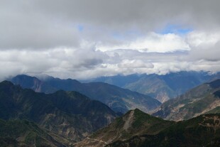 壮丽山峦与云海景观