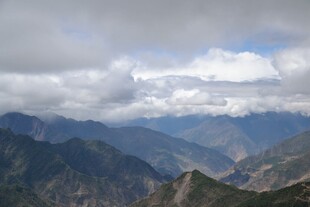 壮丽山峦与云海景观