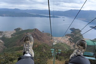 缆车视角下的山水美景