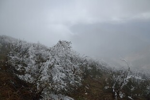 雪覆山峦 云雾缭绕之景