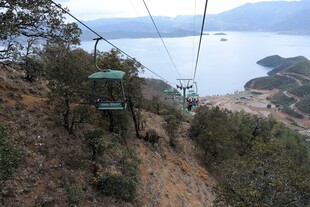 山间缆车俯瞰美丽湖景