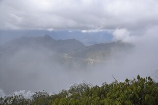 云雾缭绕的山间美景