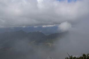 云雾缭绕的山峦美景
