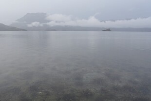 宁静湖景 远山云雾缭绕