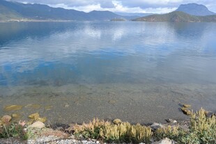 宁静湖景与远山相映成趣