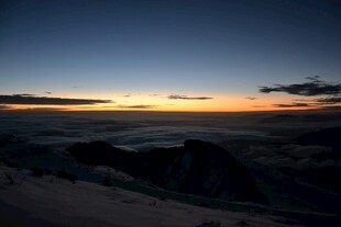 山顶壮丽日出云海景观