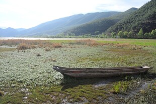 湖畔孤舟静立山水间