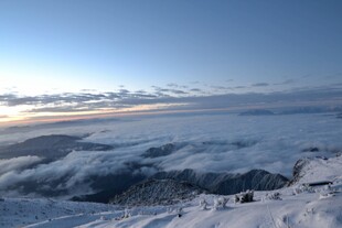雪山云海日出壮丽景观
